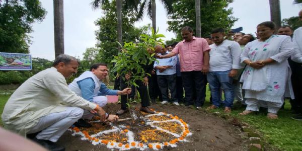मुख्यमंत्री धामी ने ‘एक पेड़ मां के नाम’ अभियान के तहत किया पौधारोपण