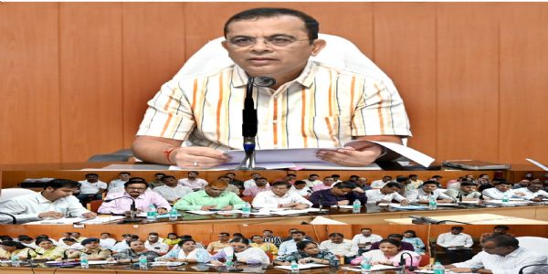 जांजगीर-चांपा कलेक्टर ने दिए पीएम आवास योजना में प्रगति लाने के निर्देश, शिकायत आने पर तत्काल करें कार्रवाई