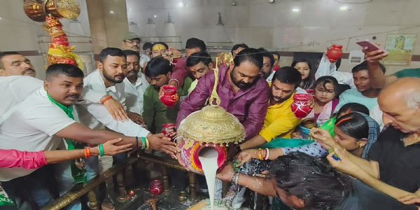 झामुमो के नेताओ ने पहाड़ी मंदिर में जलाभिषेक कर की शिबू सोरेन के जल्द स्वस्थ होने की कामना