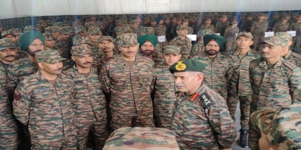 सेना प्रमुख ने लेह दौरे के दौरान भविष्य के लिए तैयार सेना के लिए उभरती प्रौद्योगिकियों को अपनाने पर दिया बल