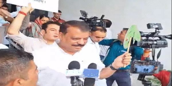 मप्र : मानसून सत्र के पहले दिन गिरगिट लेकर विधानसभा पहुंचे कांग्रेस विधायक, ओबीसी आरक्षण की उठाई मांग