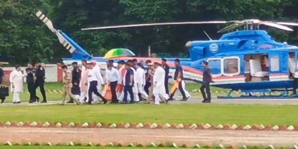 मुख्यमंत्री योगी पहुंचे वाराणसी, प्रधानमंत्री के दौरे की तैयारियों का लेंगे जायजा
