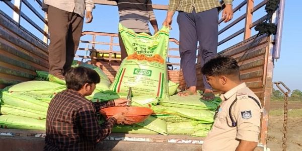 रायसेनः नकली खाद से भरा ट्रक किया जब्त, सैम्पल जाँच में पाये गये अमानक