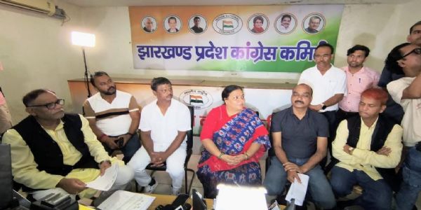 मंत्री ने जनता दरबार में 52 फरियादियों की सुनी समस्याएं