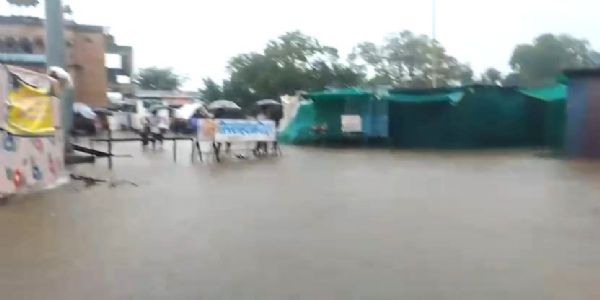 भीलवाड़ा के तिलस्वा में आफत बनी बारिश, गांव जलमग्न
