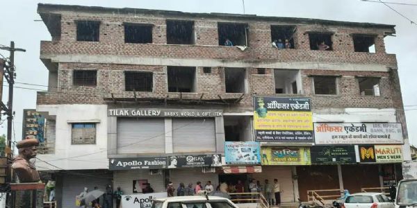 हरदा: तिलक भवन के अवैध निर्माण को सौ मजदूरों ने तोड़ा