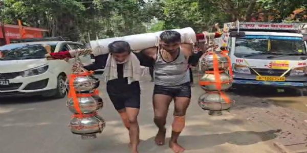 100 किलो गंगाजल लेकर यूपी के कांवरिया वैद्यनाथ धाम रवाना