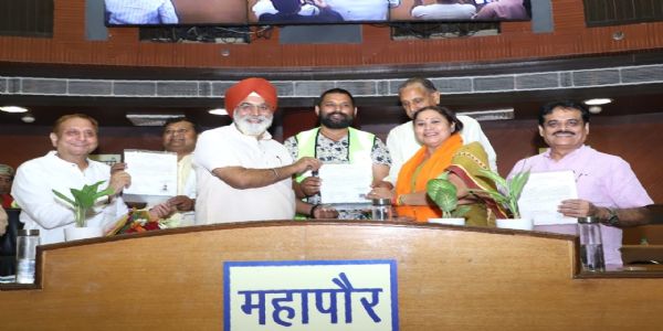 महापौर ने एमसीडी मुख्यालय में 336 सफाई कर्मचारियों को सौंपे नियमितीकरण पत्र