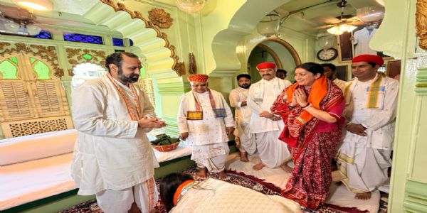 नाथद्वारा में स्मृति ईरानी व एकता कपूर ने किए श्रीनाथजी के दर्शन