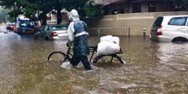 पटना में बारिश से लोगों को गर्मी से राहत, कई इलाकों में जलभराव से परेशानी