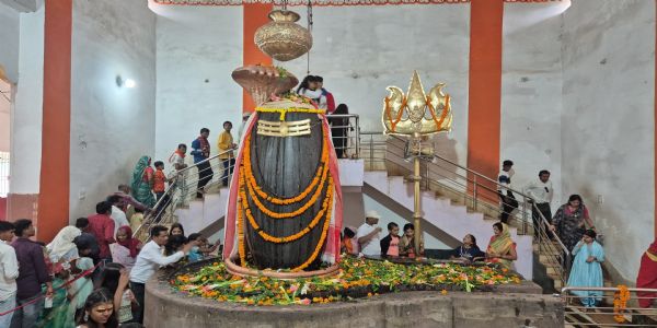अनूपपुर: श्रावण मास में मां नर्मदा का जल जालेश्वर महादेव को अर्पण करने से होती हैं सभी मनोकामनाएं पूरीं