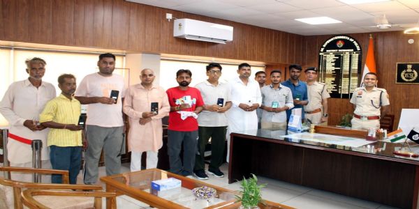 फतेहाबाद पुलिस ने 10 लोगों को लौटाए उनके गुम हुए मोबाइल, मुस्कराए चेहरे
