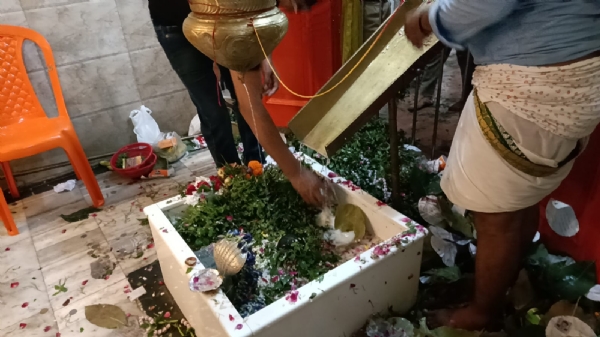 नागकूप पर कतारबद्ध श्रद्धालु