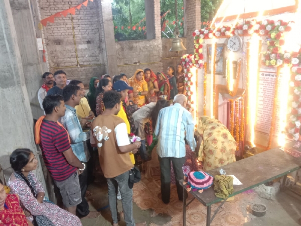 नागदेव मंदिर में दर्शन-पूजन के लिए लगी श्रध्दालुओं की कतार।