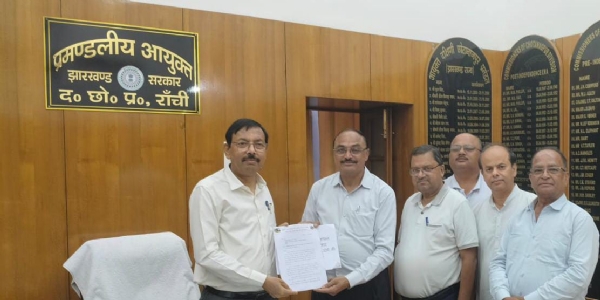आयुक्त को ज्ञापन सौंपते बस समिति के पदाधिकारीगण