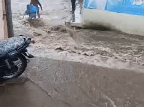 विदिशा में स्कूल वैन का इंतजार कर रहे दाे बच्चे बहे