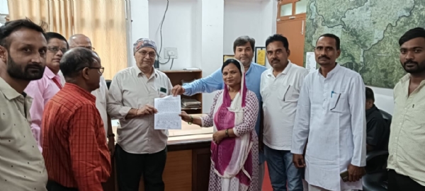 ज्ञापन साैपते कांग्रेस जन
