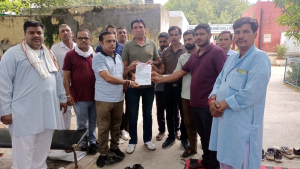 अधीक्षक अभियंता को ज्ञापन सौंपते यूनियन पदाधिकारी।