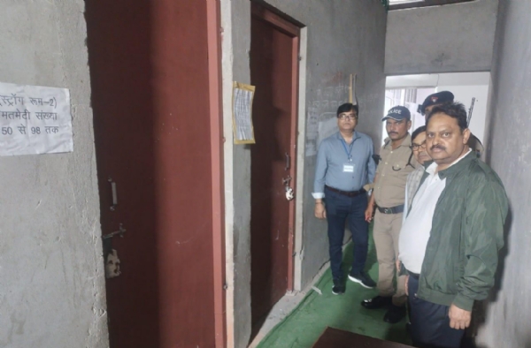 पोलिंग पार्टियों ने  स्ट्रांग रूम में मतपेटियां जमा करवाते अधिकारी