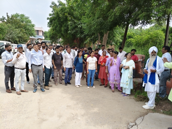 ऑनलाइन ट्रांसफर पॉलिसी के विरोध में सरकार के खिलाफ रोष जाहिर करते कर्मचारी।