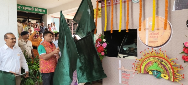 जागरूकता रथ रवाना करते राजीव लोकन बख्‍शी