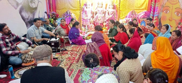 श्री राम सेवक सभा के भवन में संुदरकांड का पाठ करते श्रद्धालु।