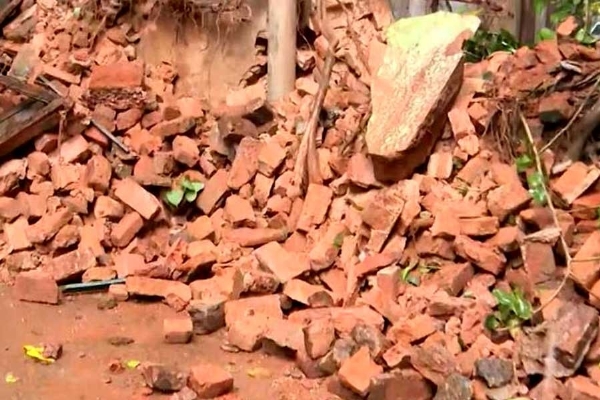 लगातार बारिश के कारण मकान ढह गया