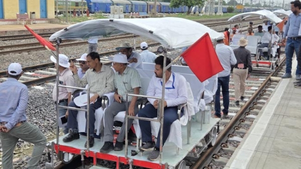 निरीक्षण करते