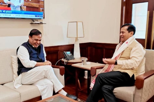 नई दिल्ली में केंद्रीय मंत्री सर्बानंद सोनोवाल से मुलाकात करते असम के मुख्यमंत्री डॉ. हिमंत बिस्व सरमा
