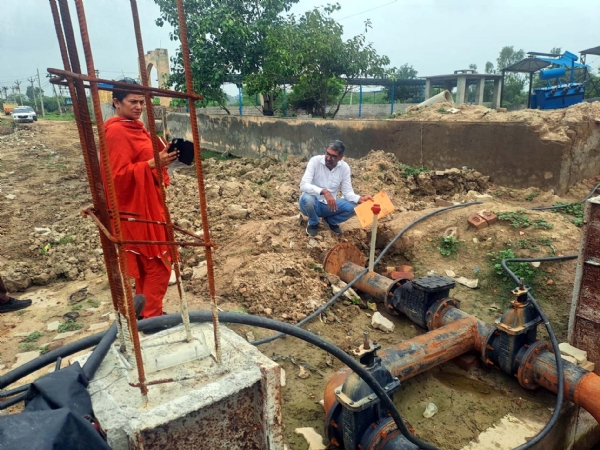 सीएम फ्लाइंग इंचार्ज सुनैना व सिंचाई विभाग के अधिकारी गांव बड़छप्पर व पुट्ठी में जल निकासी कार्यों की जांच करते हुए।