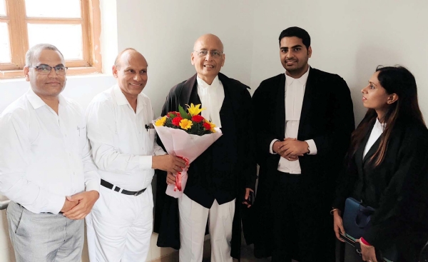 अभिषेक मनु सिंघवी व अन्य से मिलते लाल बहादुर खोवाल।