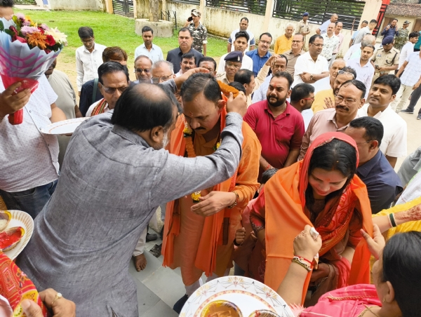 स्वास्थ्य मंत्री सपत्नी पहुंचे रामानुजगंज