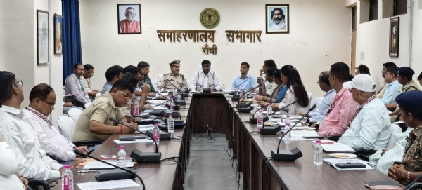 अधिकारियों के साथ बैठक करते उपायुक्‍त