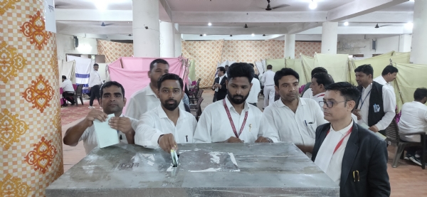 दि बार एसोसिएशन एंड लाइब्रेरी के वार्षिक चुनाव में वोट डालते अधिवक्ता।