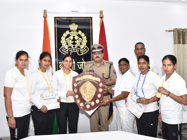 बरेली जोन की महिला पुलिस टीम कोच के साथ जीत का जश्न मनाती हुई।
