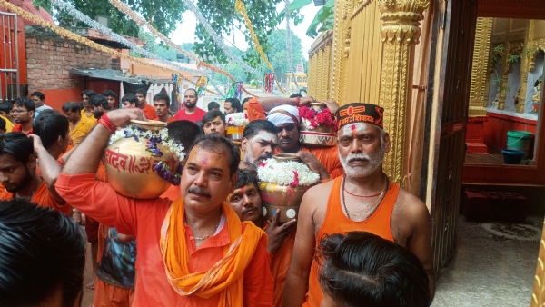 नदी किनारे से जल भरकर लेजाते श्रद्धालु