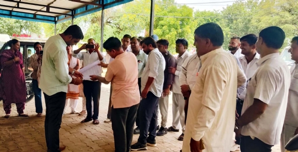 गेट मीटिंग कर विरोध जताते बिजली कर्मचारी।