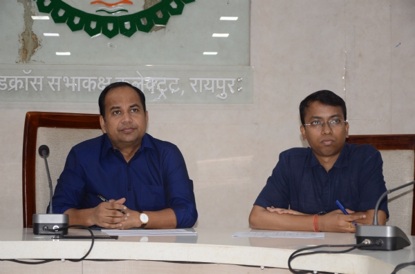 कलेक्टर डॉ गौरव सिंह खाद बीज के उठाव को लेकर संबंधित विभागों अधिकार‍ियों के साथ समीक्षा बैठक लेते