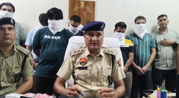 पत्रकारों को जानकारी देते हुए डीएसपी संदीप।