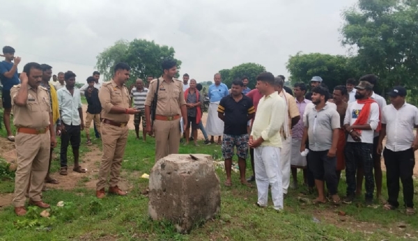 मनिगढ़ा गाँव में शिव लिंग गायब होने की सूचना पर मौके पर मौजूद ग्रामीण व पुलिस।
