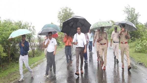 कलेक्टर-एसपी ने अतिवृष्टि एवं जल भराव वाले क्षेत्रों का किया निरीक्षण
