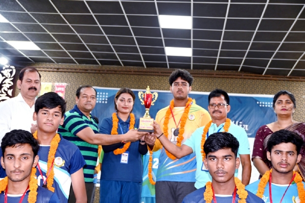 सफल खिलाड़ियों को सम्मानित करते