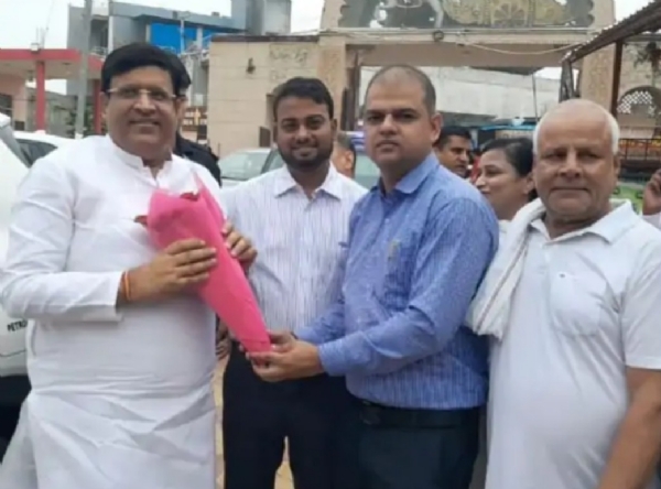 पानीपत चुलकना धाम श्री श्याम मंदिर पहुंचने पर मंत्री विपुल गोयल का स्वागत करते हुए मंदिर समिति पदाधिकारी।