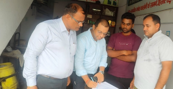 भूना। लक्ष्मी डेयरी में कार्रवाई करते हुए सीएम फ्लाइंग व सुरक्षा खाद्य अधिकारी।