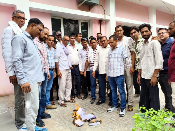 फतेहाबाद। ऑनलाइन ट्रांसफर पॉलिसी का विरोध कर प्रतियां फूंकते बिजली कर्मचारी।
