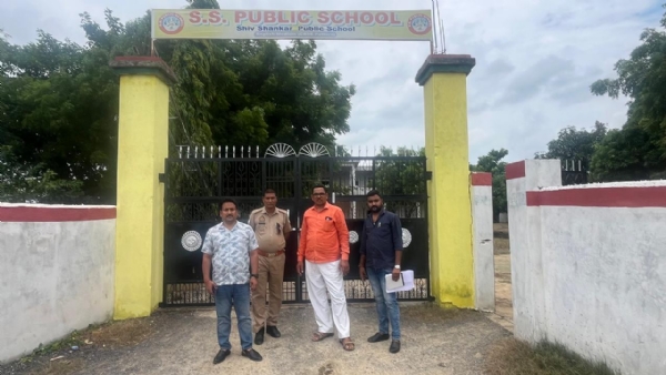 स्कूल पर चेकिंग अभियान करते खंड शिक्षा अधिकारी