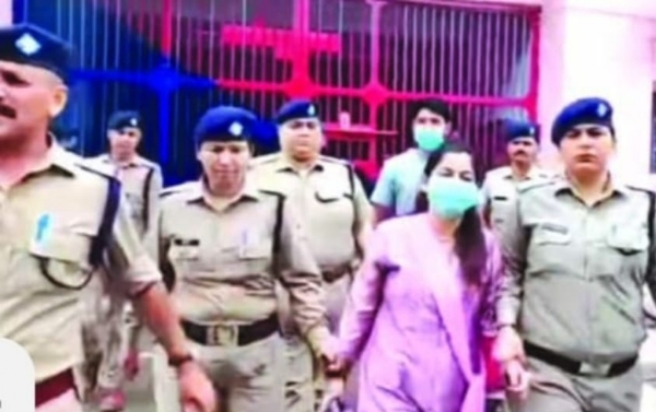 पुलिस कस्टडी में अनामिका शर्मा