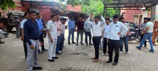 ऑनलाइन तबादला नीति के खिलाफ गेट मीटिंग कर प्रदर्शन करते बिजली कर्मचारी।