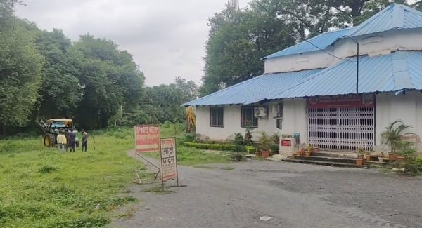 राजभवन और आकाशवाणी मंदिर के सामने स्थित पांच एकड़ से ज्यादा जमीन