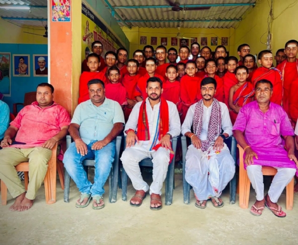 वेद विधालय के छात्रो के साथ अतिथि